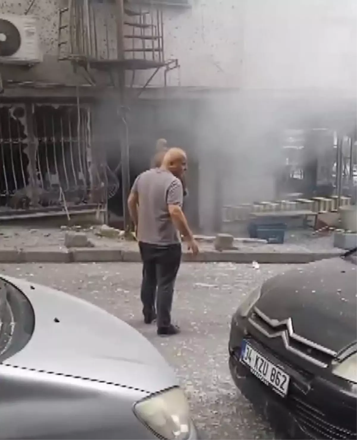 Güngören'de büfede patlama! Sokak savaş alanına döndü