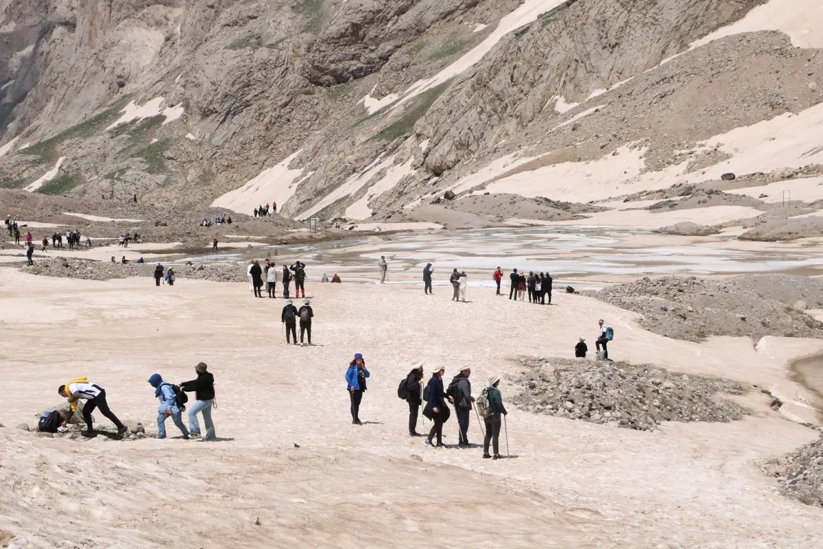 Hakkari'de 20 Bin Yıllık Buzullara İlgi Artıyor