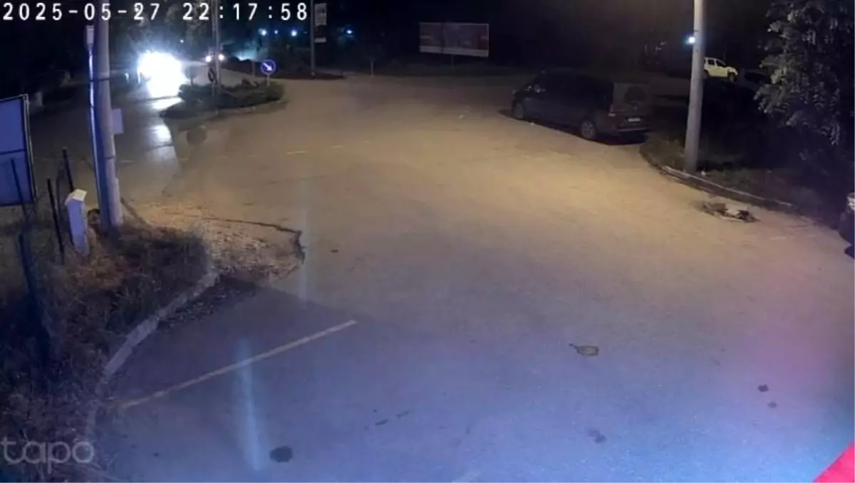 Sapanca'da Drift Yapan Araç Ağaca Çarptı: 3 Yaralı