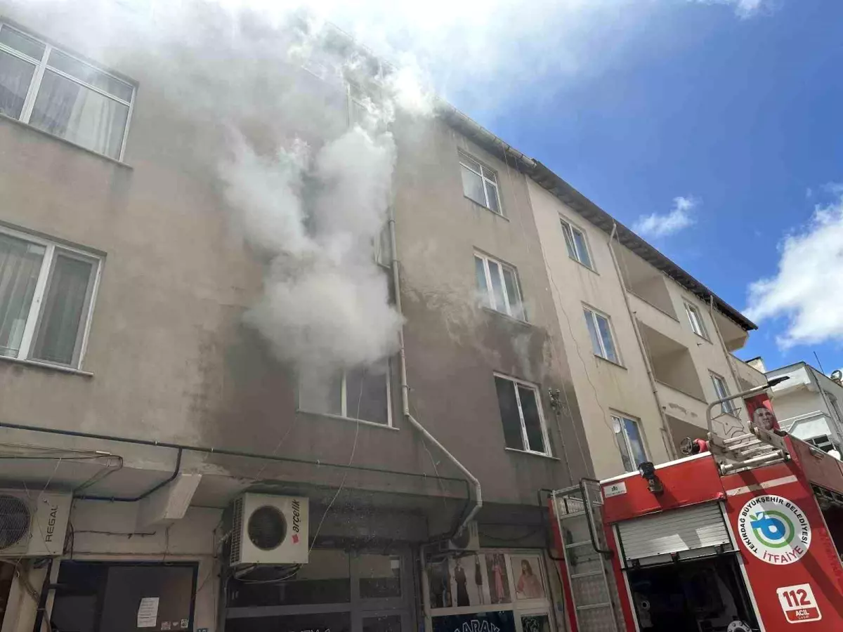 Tekirdağ'da Konut Yangını Paniğe Neden Oldu, 5 Kişi Hastaneye Kaldırıldı