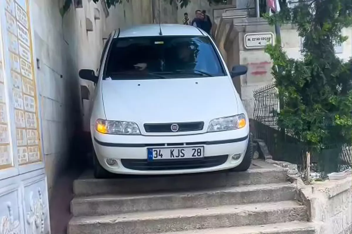 Navigasyona aldandı, merdivenlerde mahsur kaldı