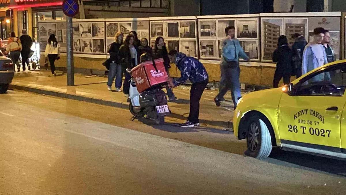 Eskişehir'de Motosikletli Kurye Kaza Geçirdi
