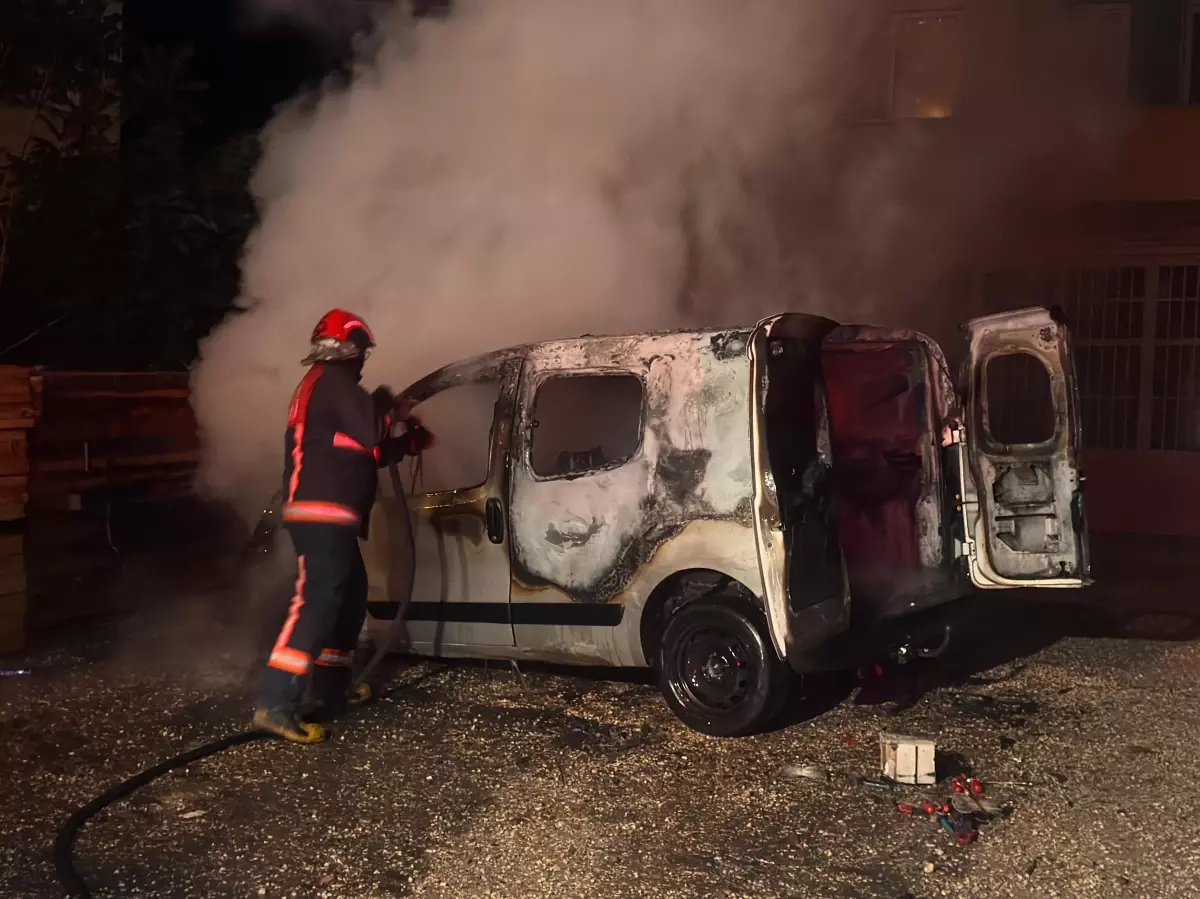 Park Halindeki Hafif Ticari Araç Alev Alev Yandı