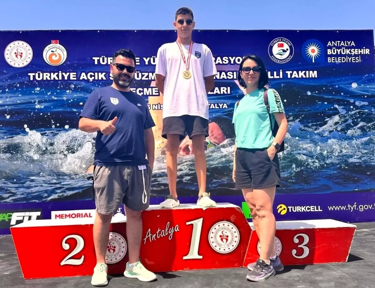 Milli Yüzücü İbrahim Burhan, Şampiyonluk Hedefleriyle Gençlik ve Spor İl Müdürü'nü Ziyaret Etti