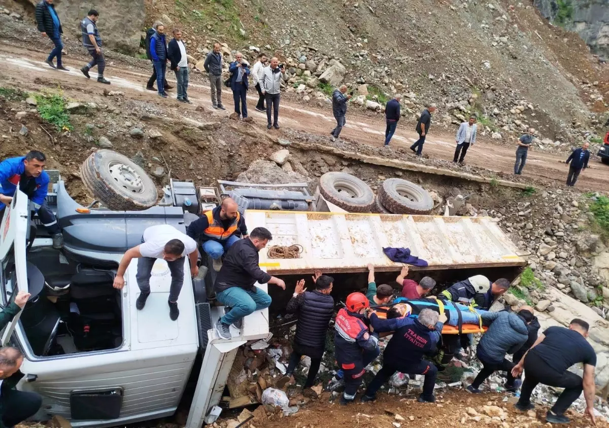 Trabzon'da Kamyon Devrildi: Şoförü Yaralandı