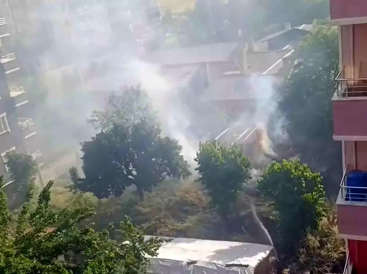 Siirt'te Gecekondu Yangını Kontrol Altına Alındı
