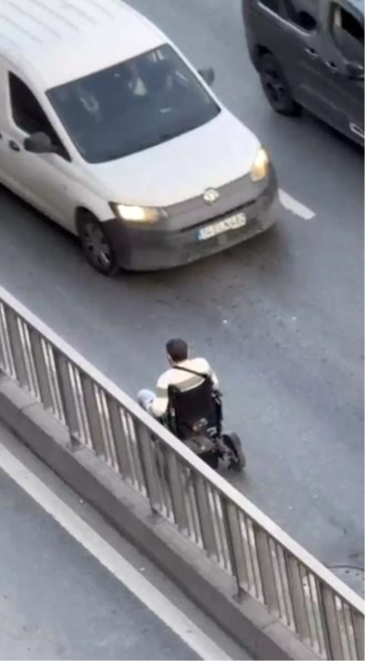 Tekerlekli Sandalyedeki Engelli Vatandaş Trafikte Tehlike Yarattı