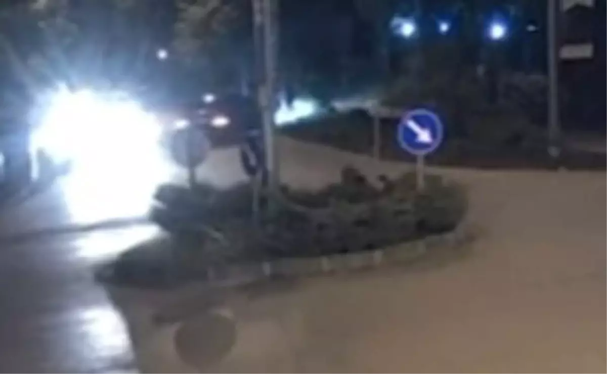 Drift Atarken Ağaçla Çarpan Otomobilde 3 Yaralı