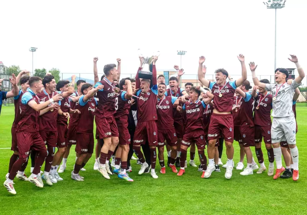 Trabzonspor U19 Takımı Şampiyonluk Kupasını Kaldırdı