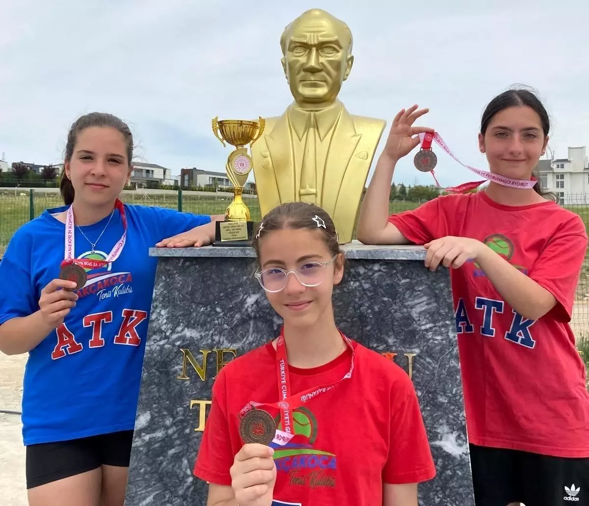 Düzceli Küçük Kızlar Tenis Takımı Türkiye 4.'sü Oldu