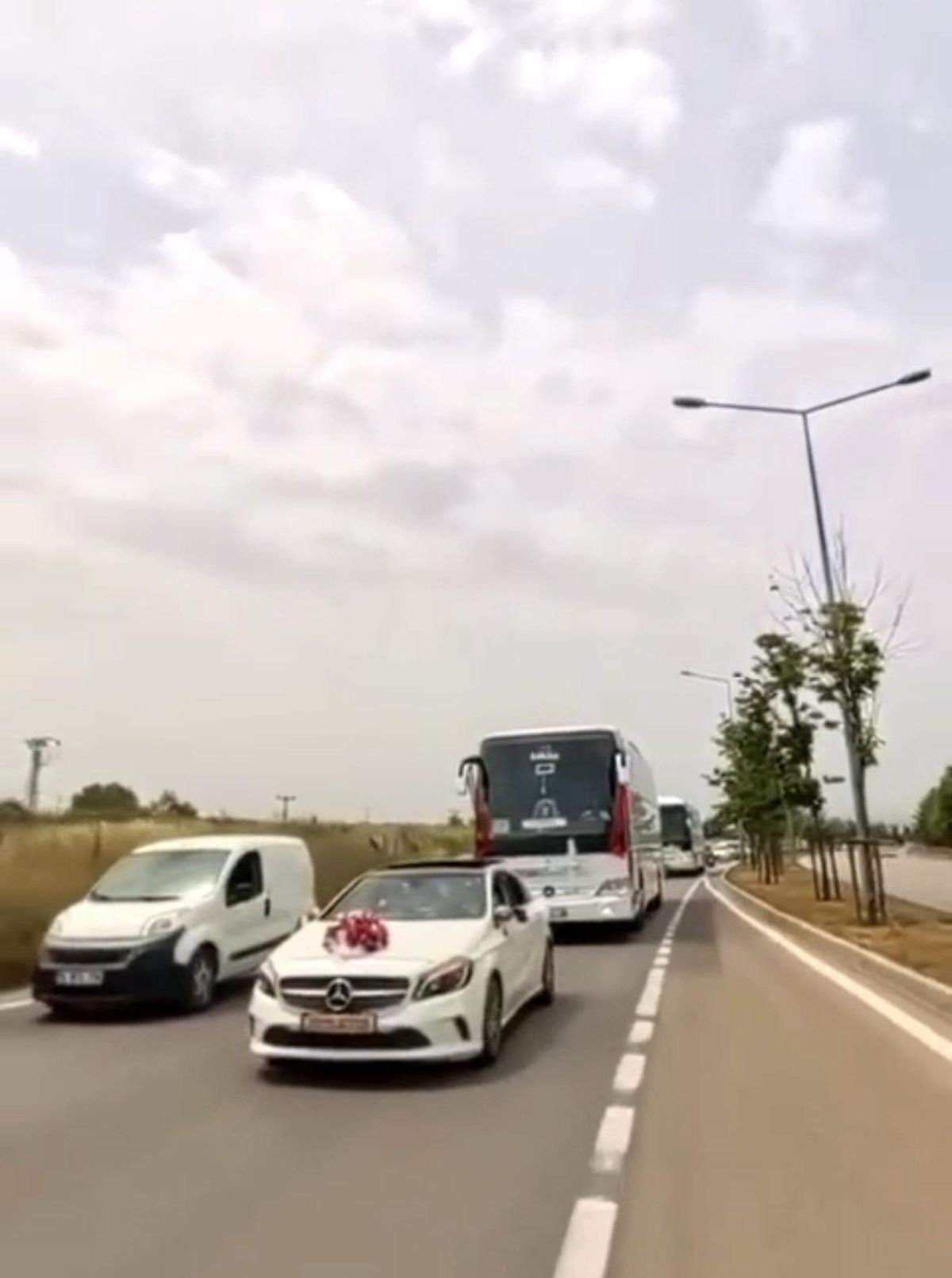 Bursa'da Düğün Konvoyunda Trafik Kaosu: Otobüs ve Tehlikeli Sürüşler