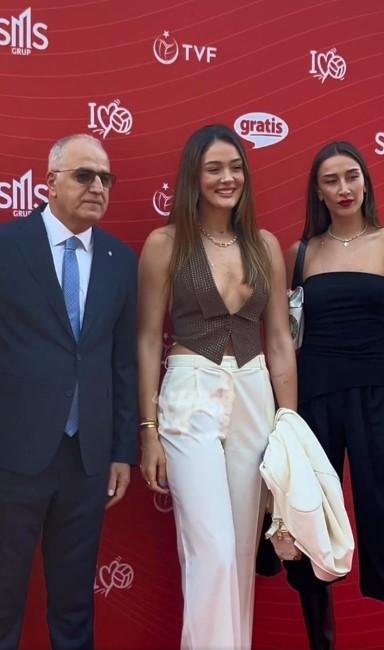 Zehra Güneş's party outfit! She dazzled with her deep neckline