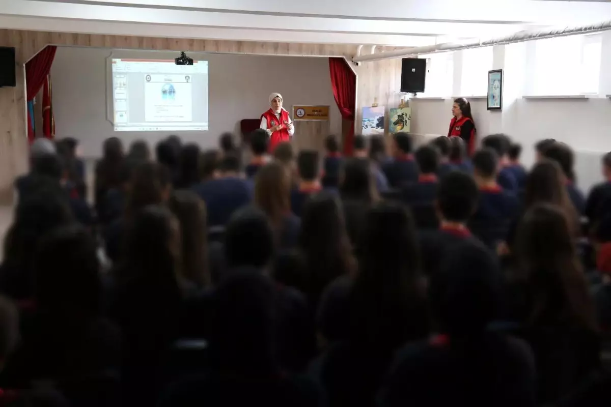 Erzincan'da Gençlere Terör Bilgilendirme Eğitimi