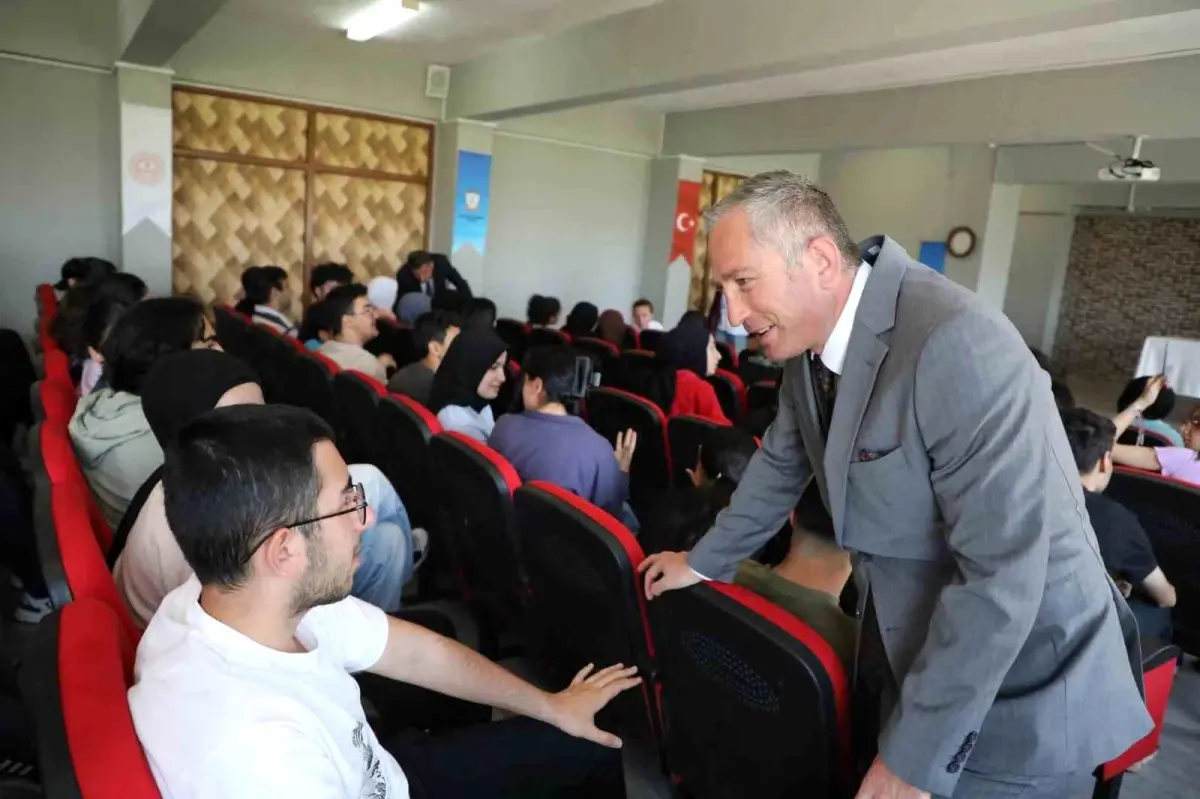 Ağrı Milli Eğitim Müdürü Kökrek'ten YKS öğrencilerine moral ziyareti