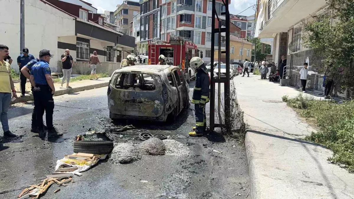 Arnavutköy'de Park Halindeki Araç Alev Aldı