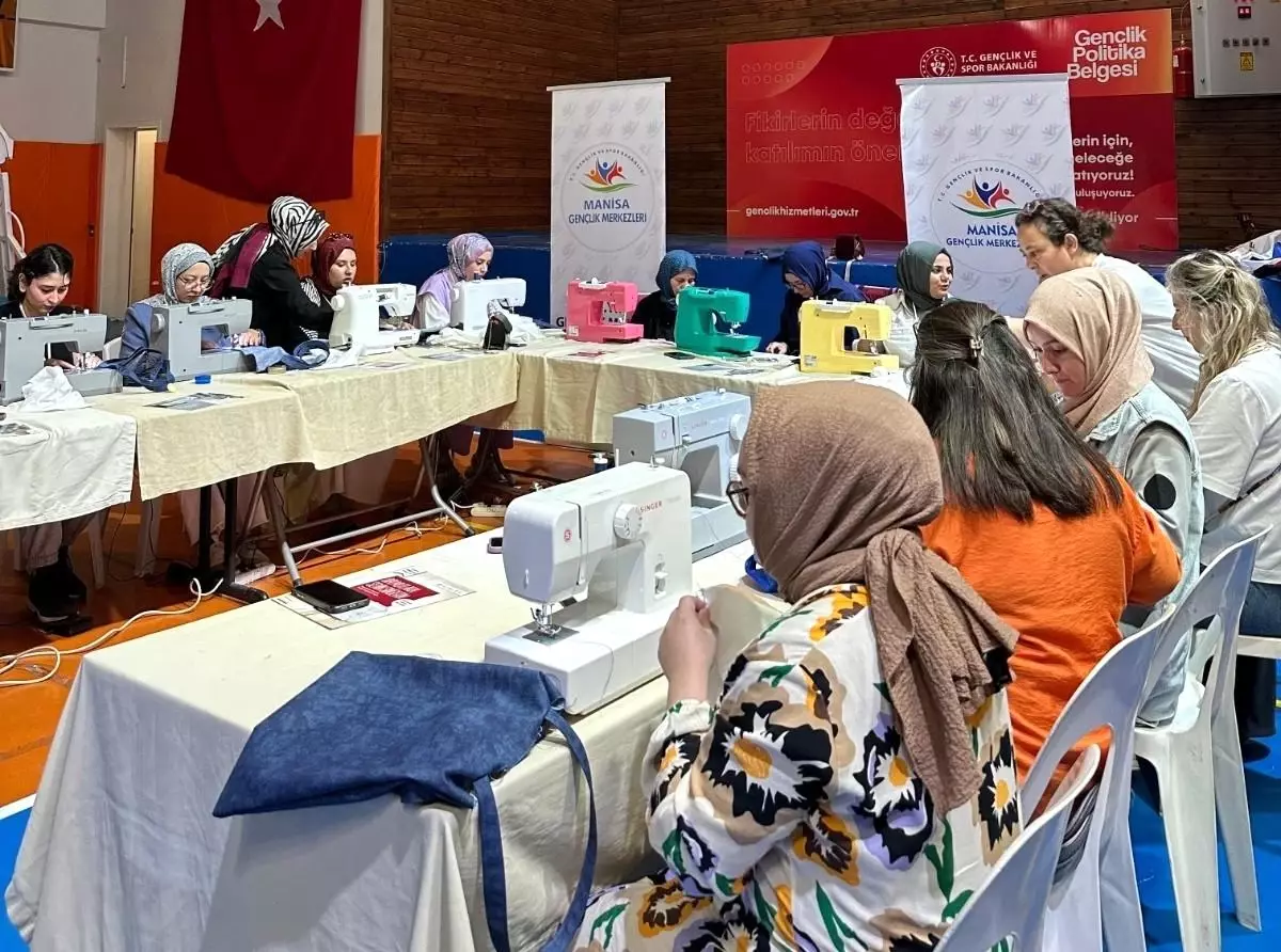 Manisa'da Gençler Geri Dönüşüm ile Çanta Tasarladı