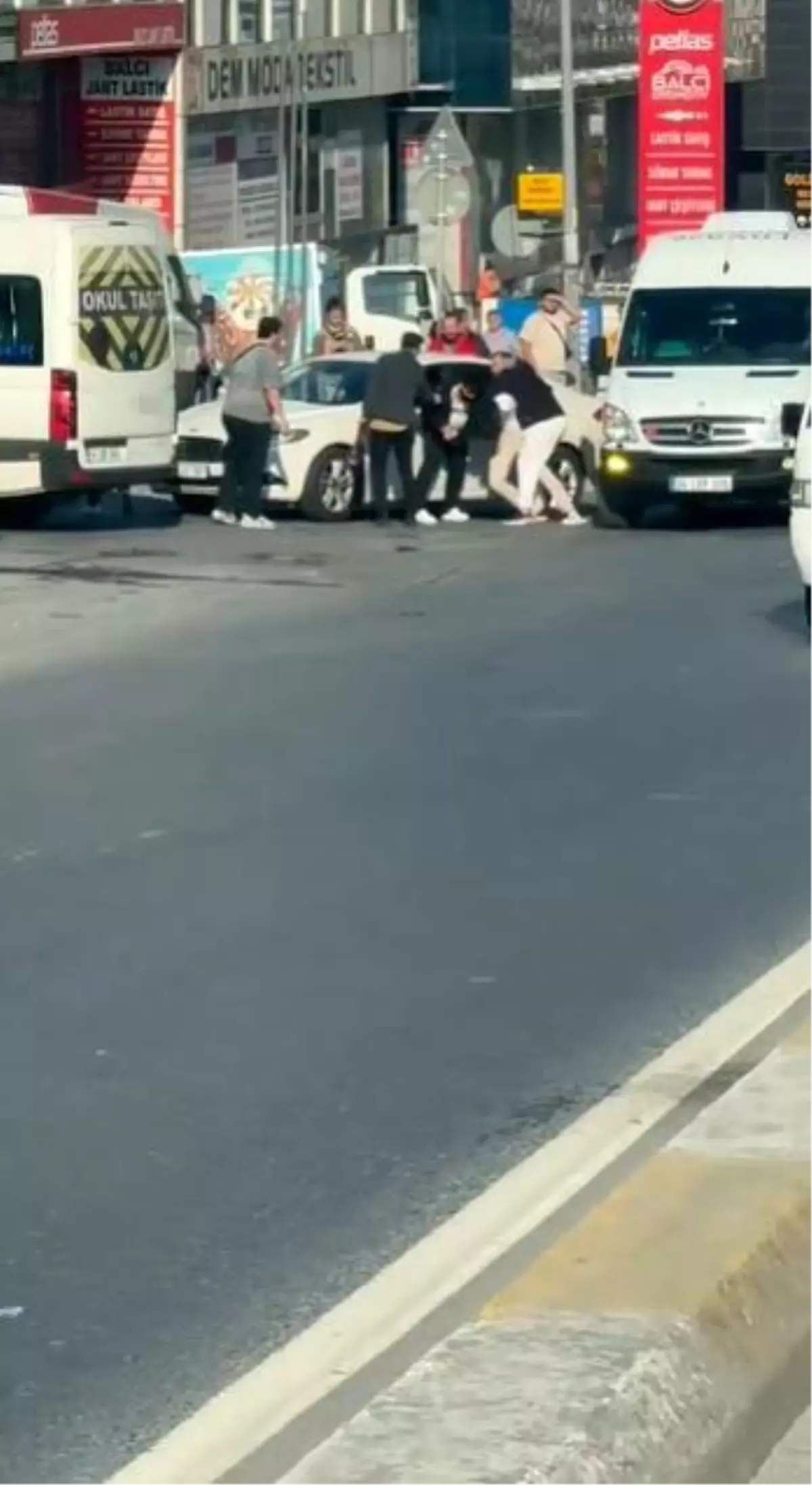 Bağcılar'da Yol Vermeme Kavgası Cep Telefonuyla Kaydedildi