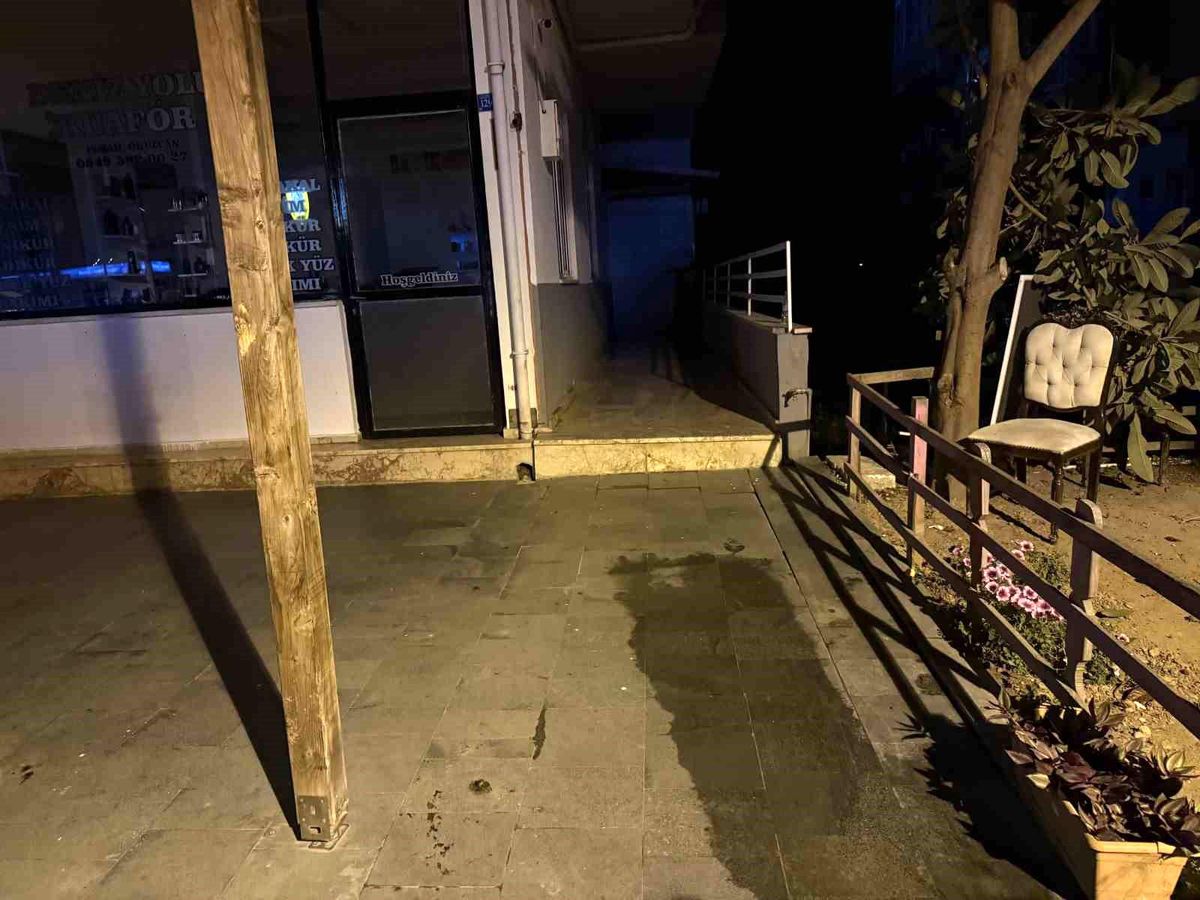 Gazipaşa'da Kapı Camına Yumruk Atan Çocuk Ağır Yaralandı