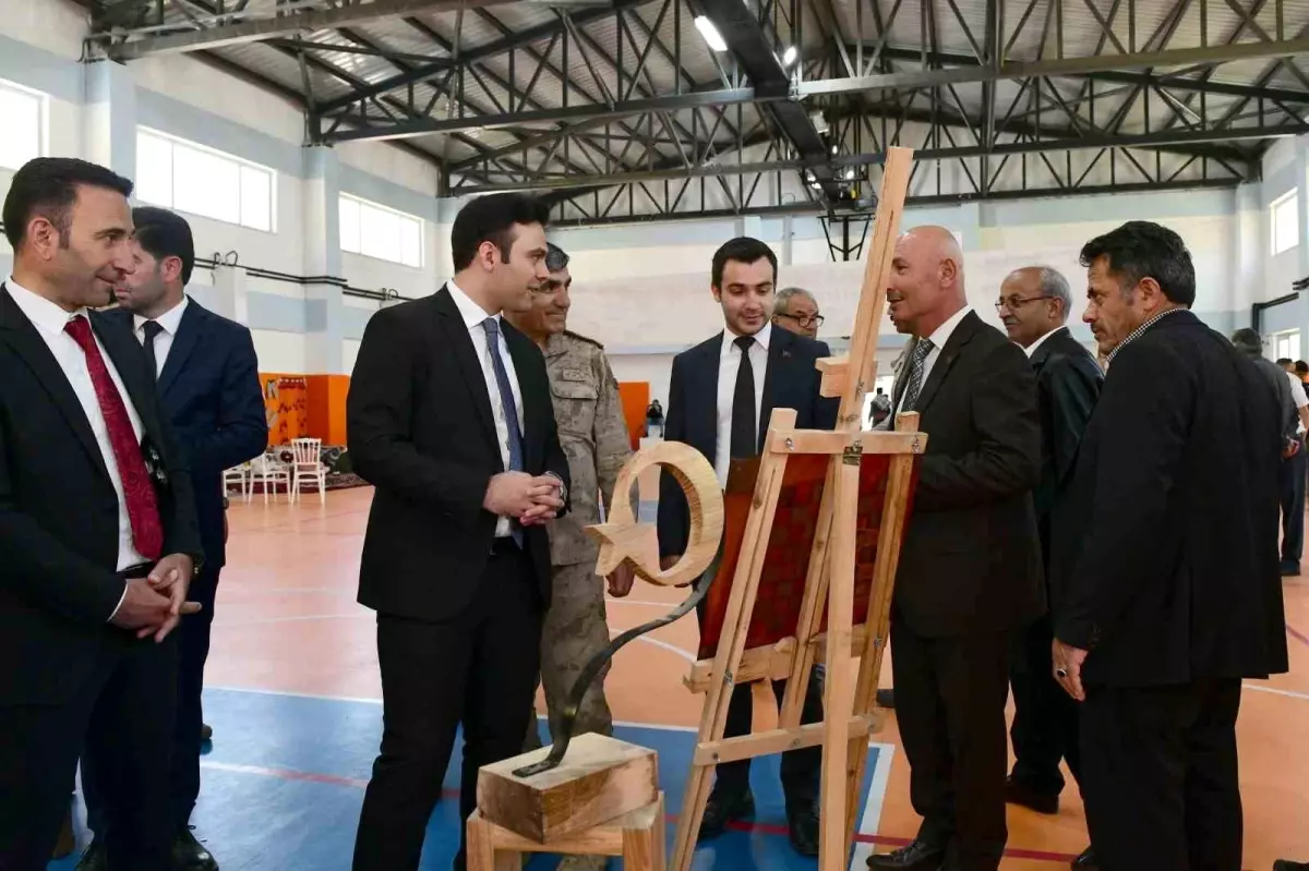 Çatak'ta Hayat Boyu Öğrenme Haftası Etkinlikleri Kapsamında Sergi Düzenlendi