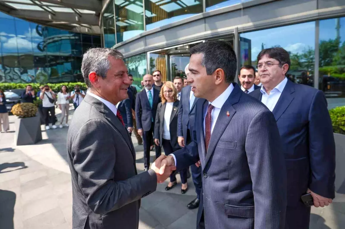 CHP Genel Başkanı Özgür Özel, TİSK Başkanı ile Asgari Ücret Üzerine Görüştü