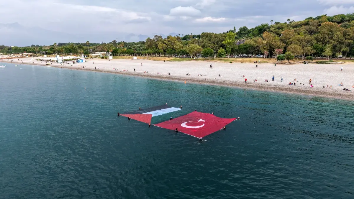 İHH Antalya Şubesi, Mavi Marmara şehitlerini anmak için denizde Türk ve Filistin bayrakları açtı