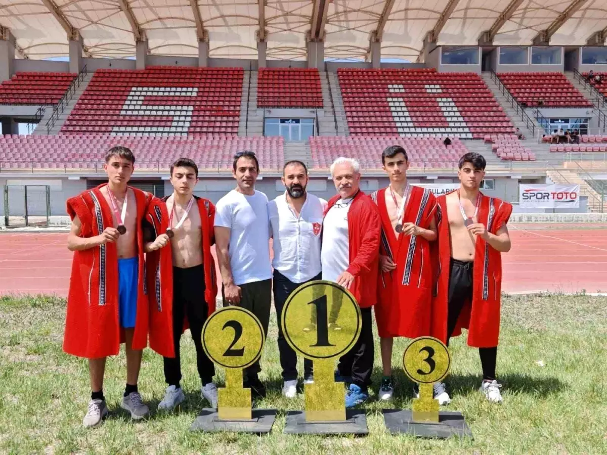 Elazığlı Genç Güreşçiler Türkiye 3.'sü Oldu