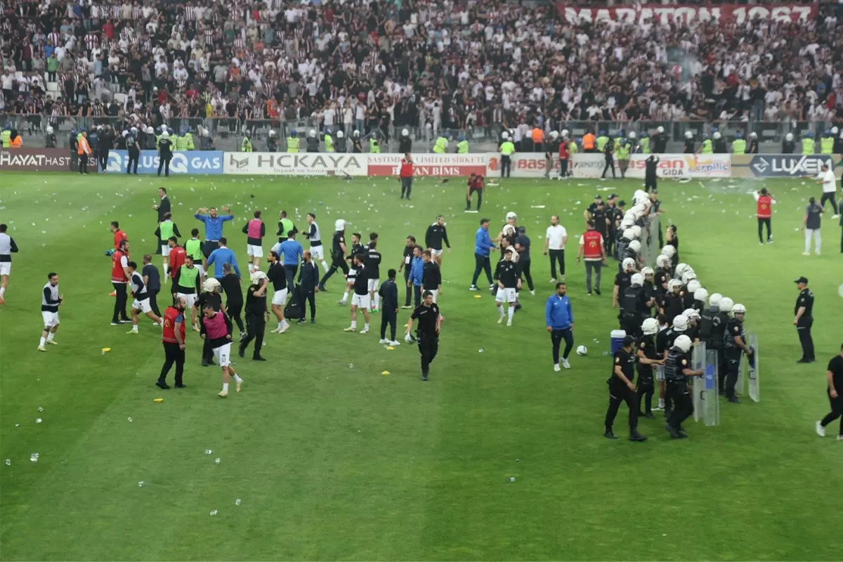 Elazığspor-Vanspor maçında yan hakemi yaralayan şahıs gözaltına alındı