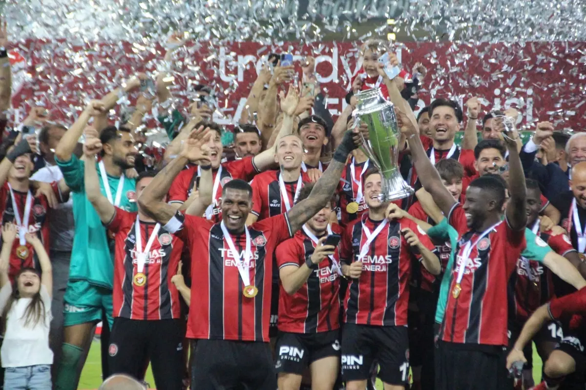 Fatih Karagümrük, TFF 1. Lig Play-Off Finali'nde Bandırmaspor'u mağlup ederek Süper Lig'e yükseldi