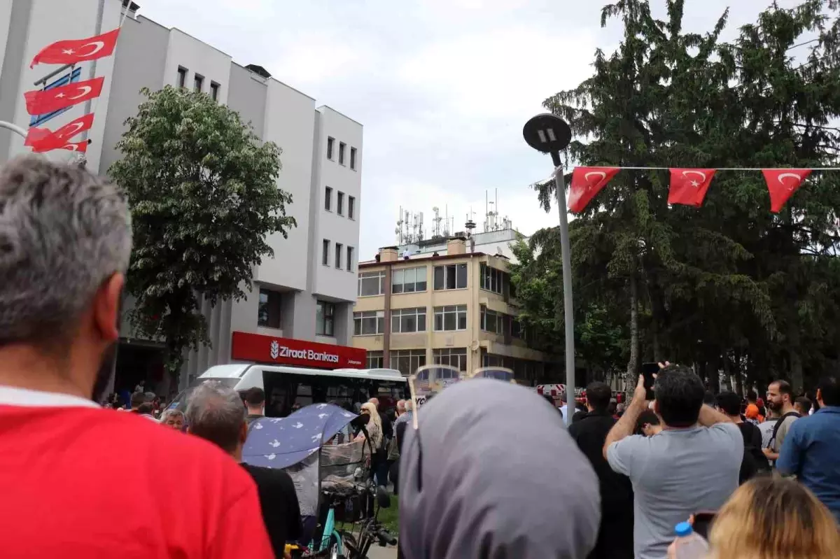 Sakarya'da Çatıya Çıkan Adam İkna Edilerek İndirildi