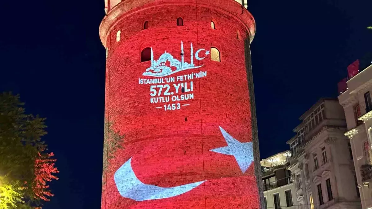 Galata Kulesi'nde İstanbul'un Fethi Işık Gösterisi Düzenlendi