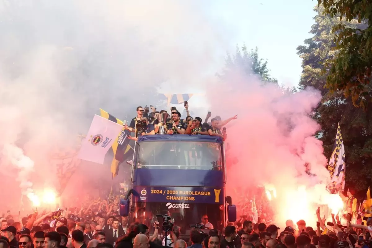 Galatasaray'dan Fenerbahçe'nin şampiyonluğuna olay gönderme