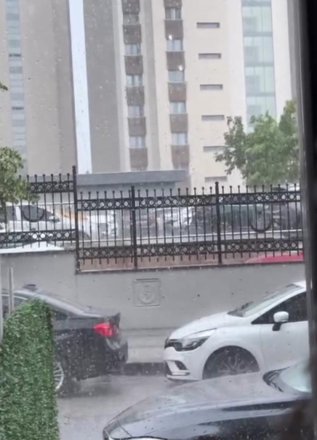 Hail and rain hit Istanbul! Roads turned into ponds, drivers faced difficult moments