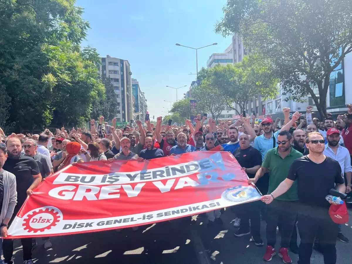 İzmir'de Grev: İşçiler Kültürpark'ta Bir Araya Geldi
