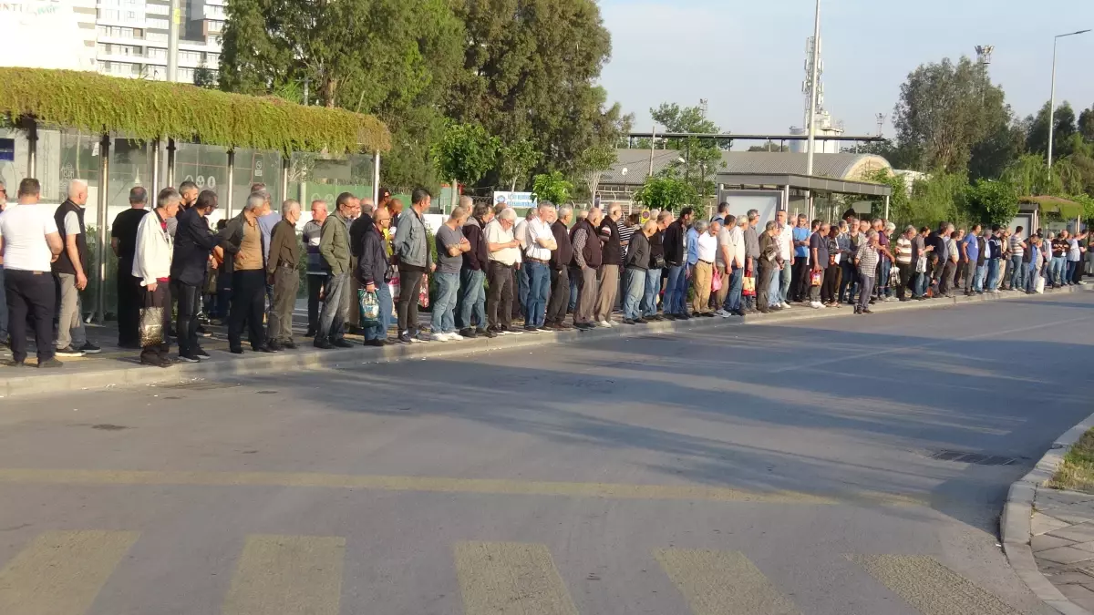 İzmir'de 23 bin işçi greve gitti, otobüs duraklarında yoğunluk oluştu