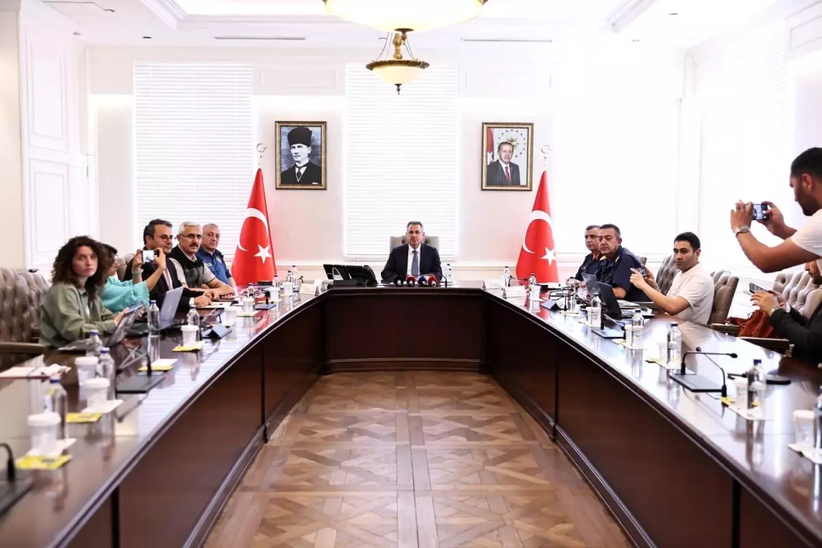 İzmir Valisi yangınlar için tüm önlemleri aldıklarını duyurdu