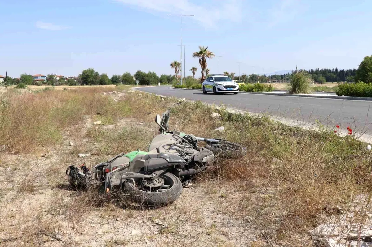 Virajı Alamayan Motosiklet Sürücüsü Kaldırıma Çarptı