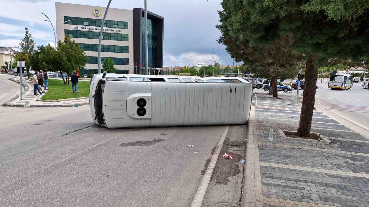 Karaman'da Okul Servisi ile Kamyonet Çarpıştı: 6 Yaralı
