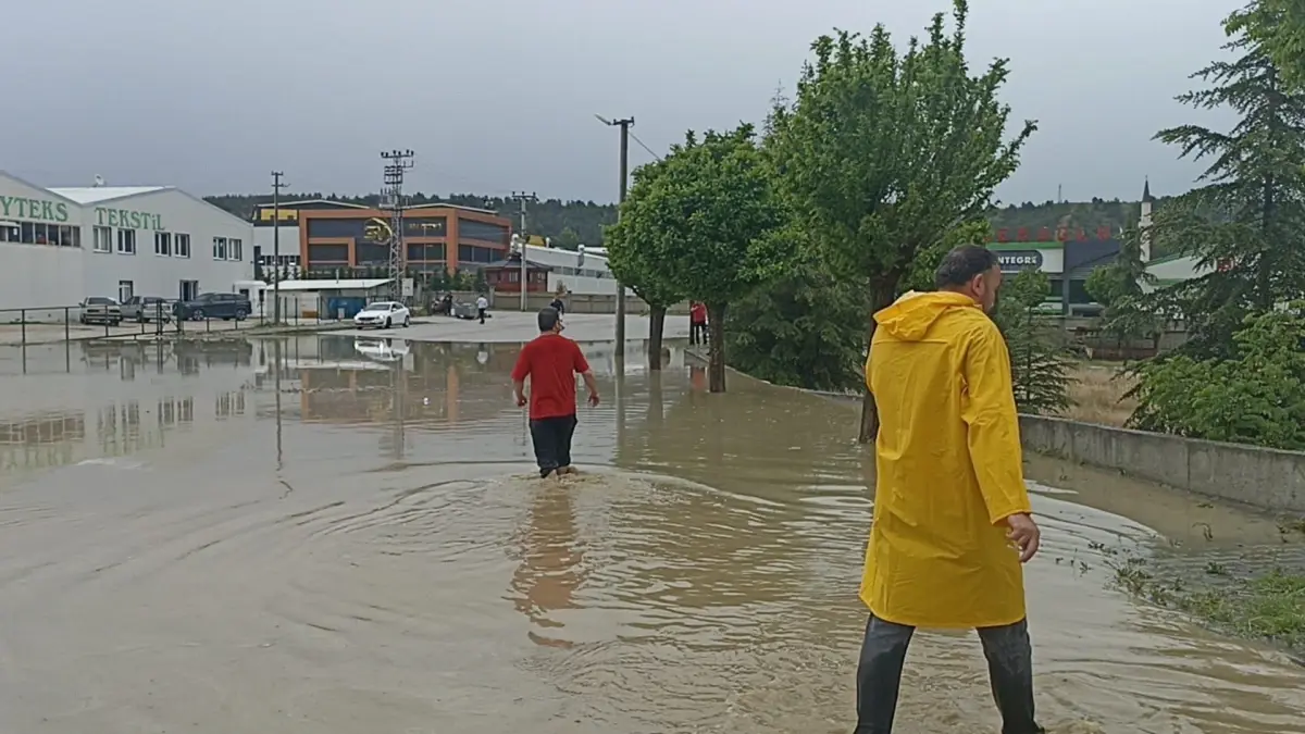 Tosya'da Sağanak Yağış ve Su Baskınları Üretimi Durdurdu