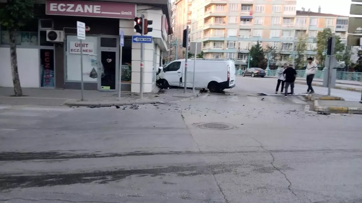 Eskişehir'de Kavşakta Kaza: 1 Yaralı