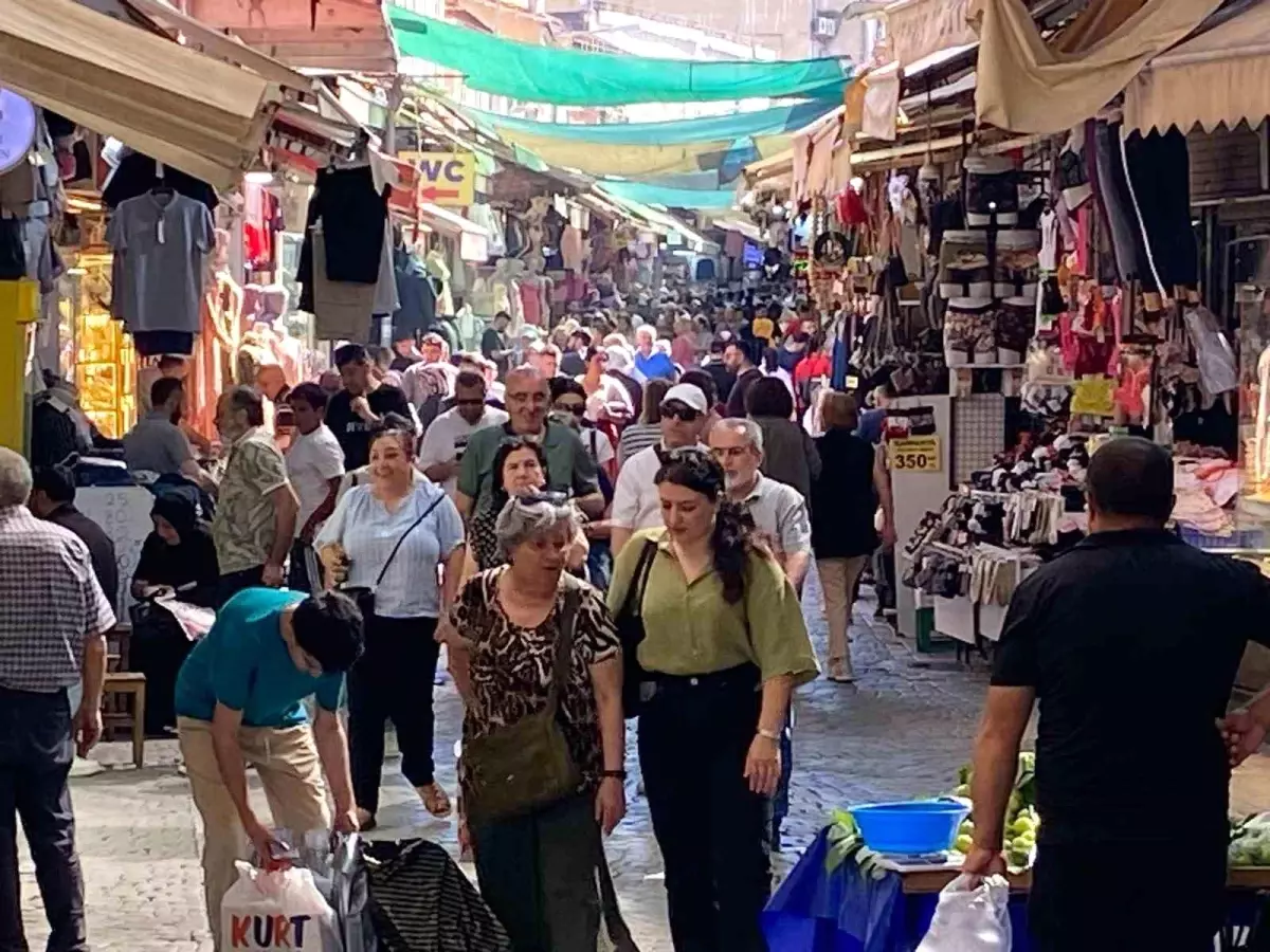 İzmir Kemeraltı Çarşısı'nda Kurban Bayramı Alışverişi Yoğun