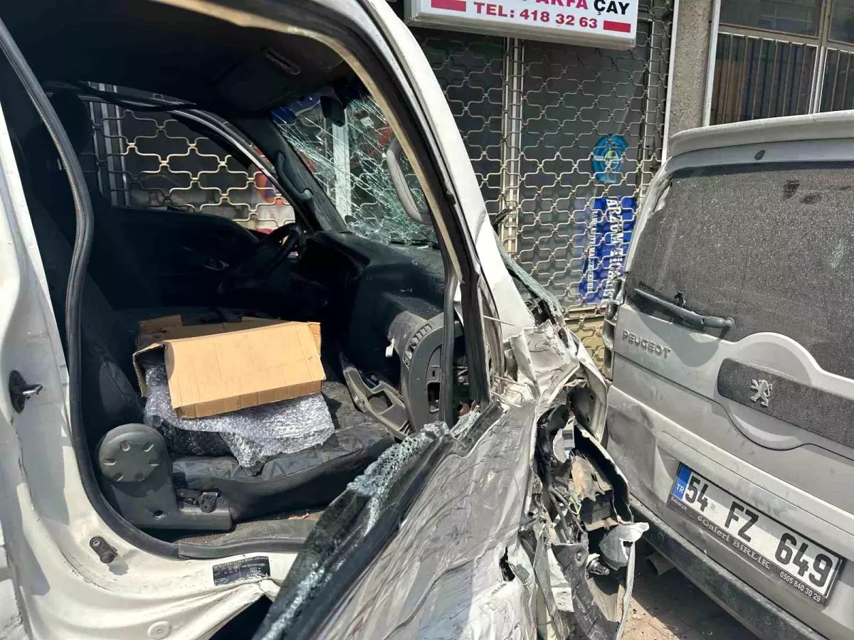 Akyazı'da Kontrolden Çıkan Kamyonet Kazası: 5 Araç Zarar Gördü