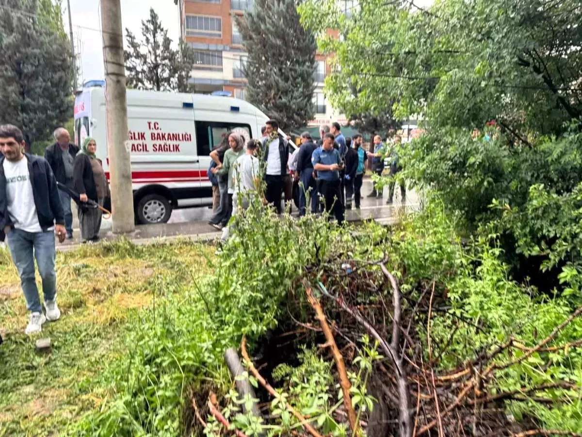 Malatya'da Sağanak Yağış Sonrası Müstakil Ev Çöktü, 3 Yaralı