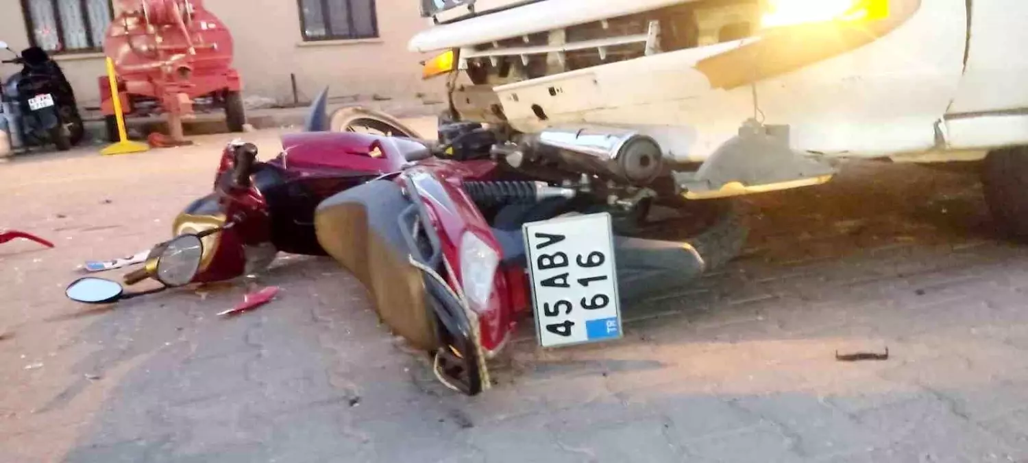 Salihli'de Motosiklet, Minibüsün Altında Kaldı: Sürücü Yaralandı