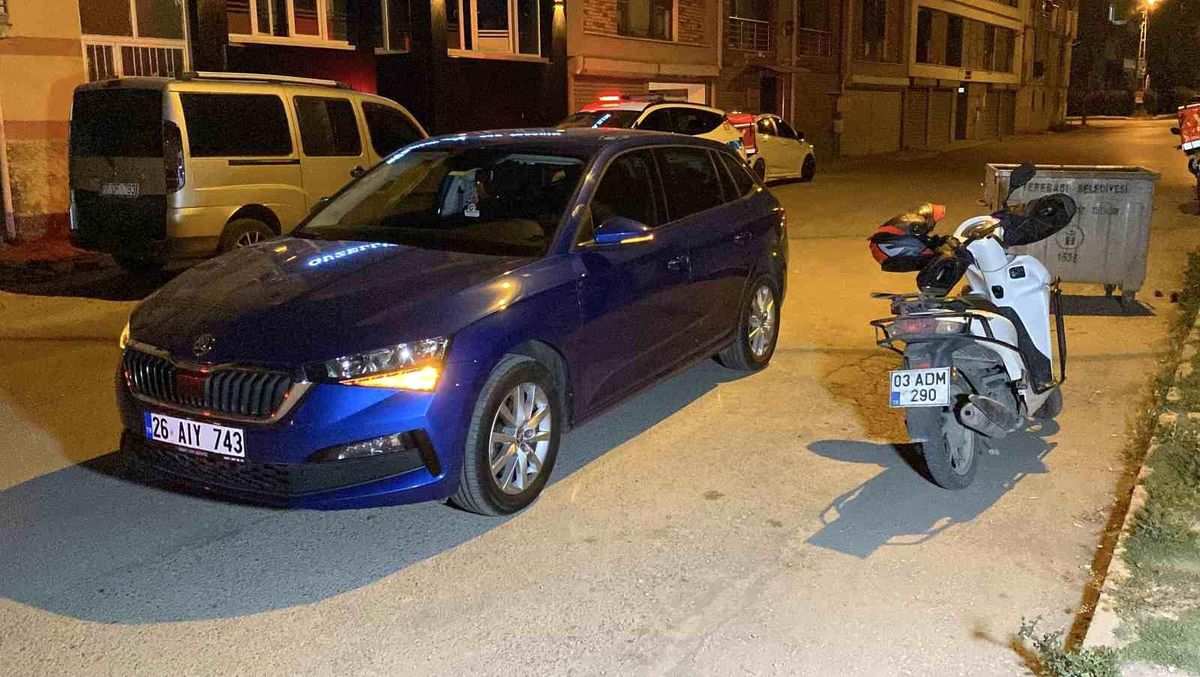 Eskişehir'de Motosikletli Kurye Otomobille Çarpıştı, Hastaneye Kaldırıldı