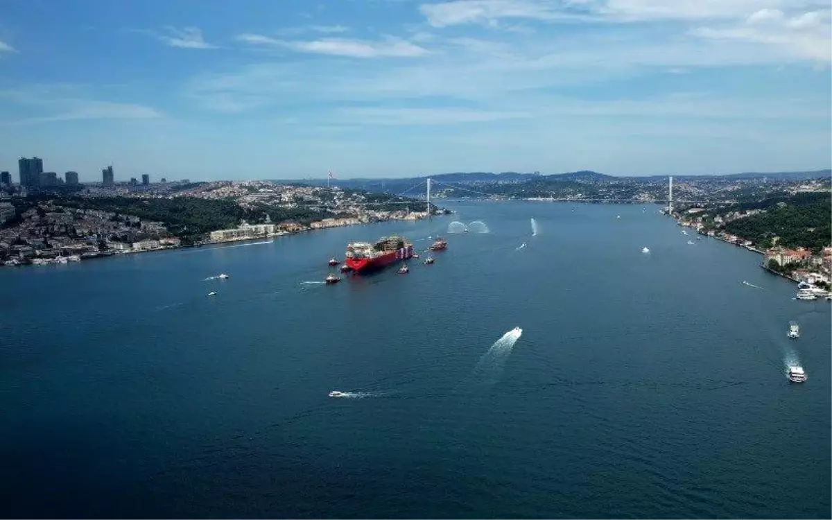 Osman Gazi Doğalgaz Platformu İstanbul Boğazı'ndan Karadeniz'e Geçiş Yaptı