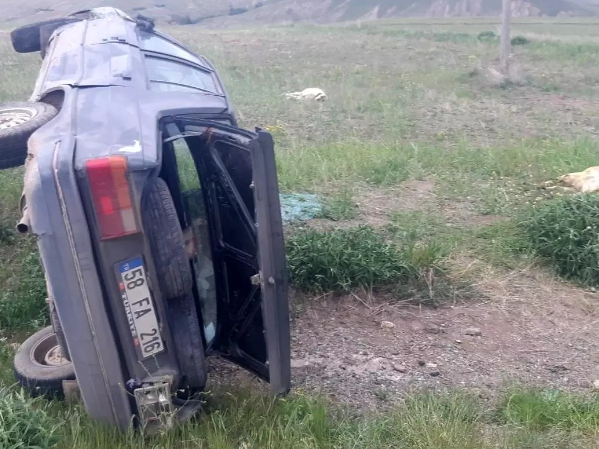 Sivas'ta Koyun Sürüsüne Çarpan Otomobil Devrildi: 2 Yaralı