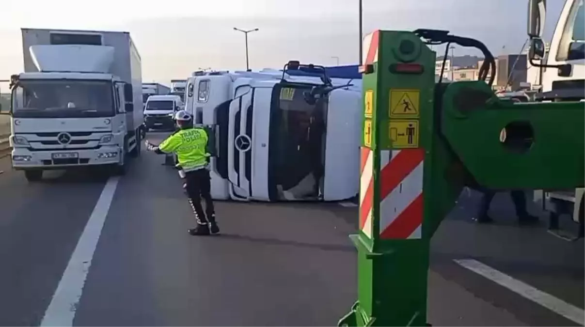 Pendik'te TIR Devrildi, Trafik Tek Şeritten Akıyor