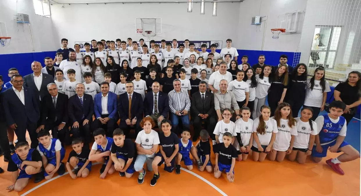 Pertevniyal Lisesi'nin Yenilenen Spor Salonu Açıldı