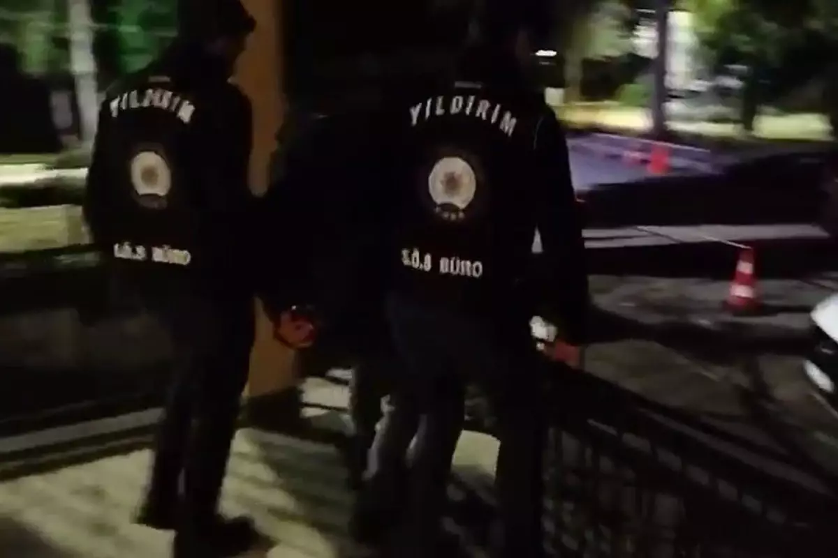 Polis ekipleri firari hükümlüyü baca deliğinden girerek yakaladı