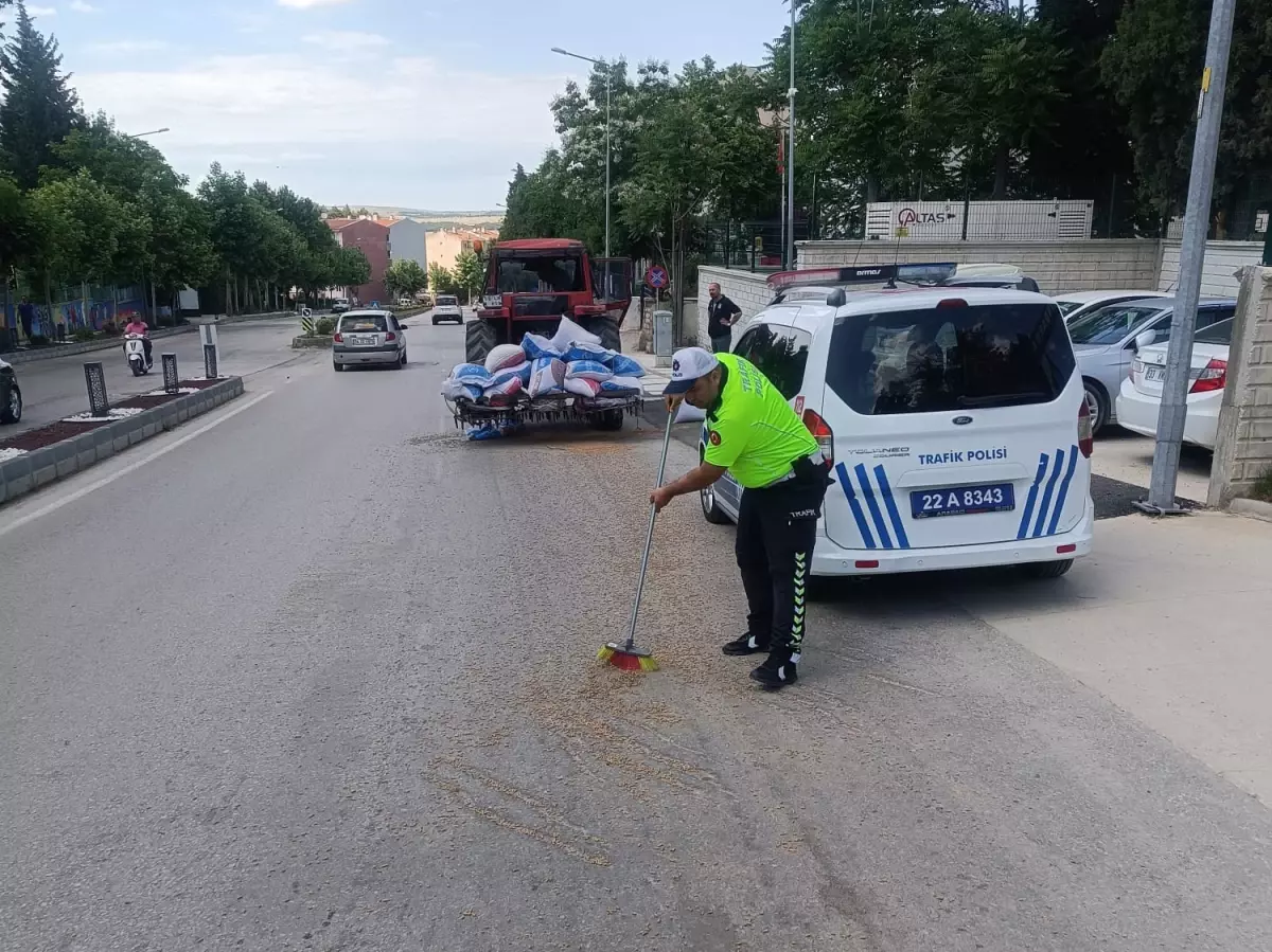 Traktörden Düşen Yemler Caddede Toplandı